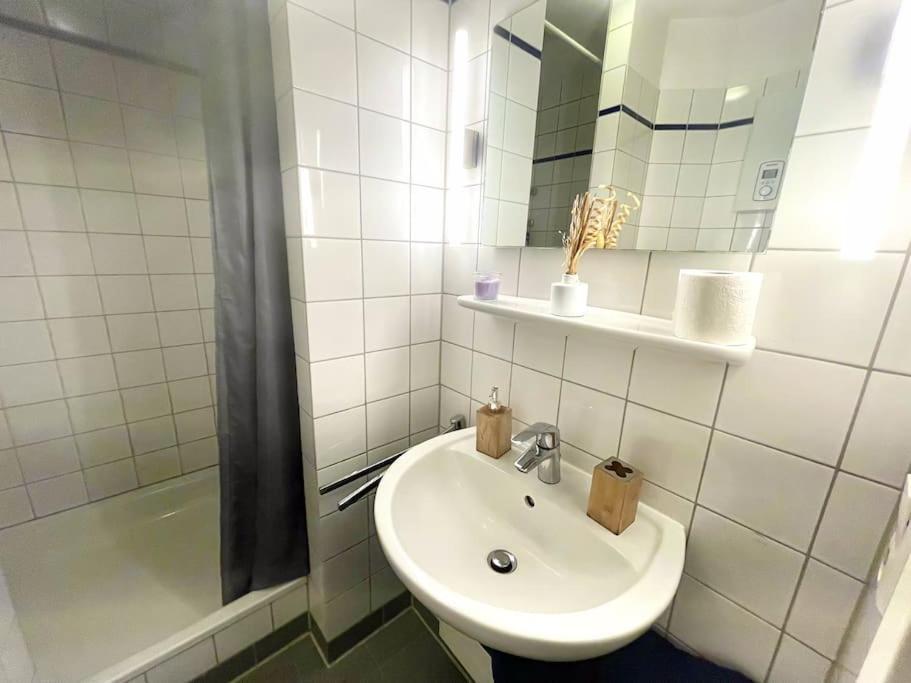 - Chilliges Zimmer In Dusseldorf Mit Balkon & Kuche; Big Tv And Bed - Eksteriør bilde